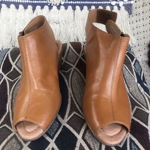 EARTH SAND BROWN LEATHER BOOTIES